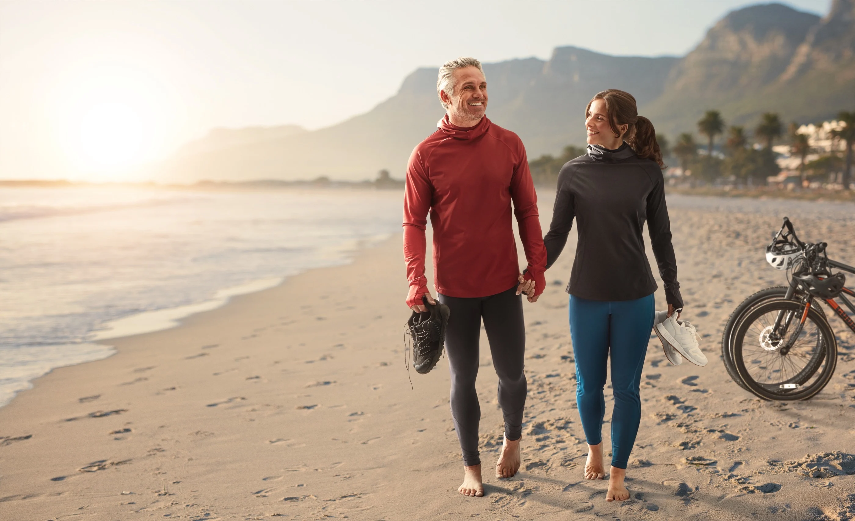 Paar am Strand in UVEEKAI-Kapuzenshirts