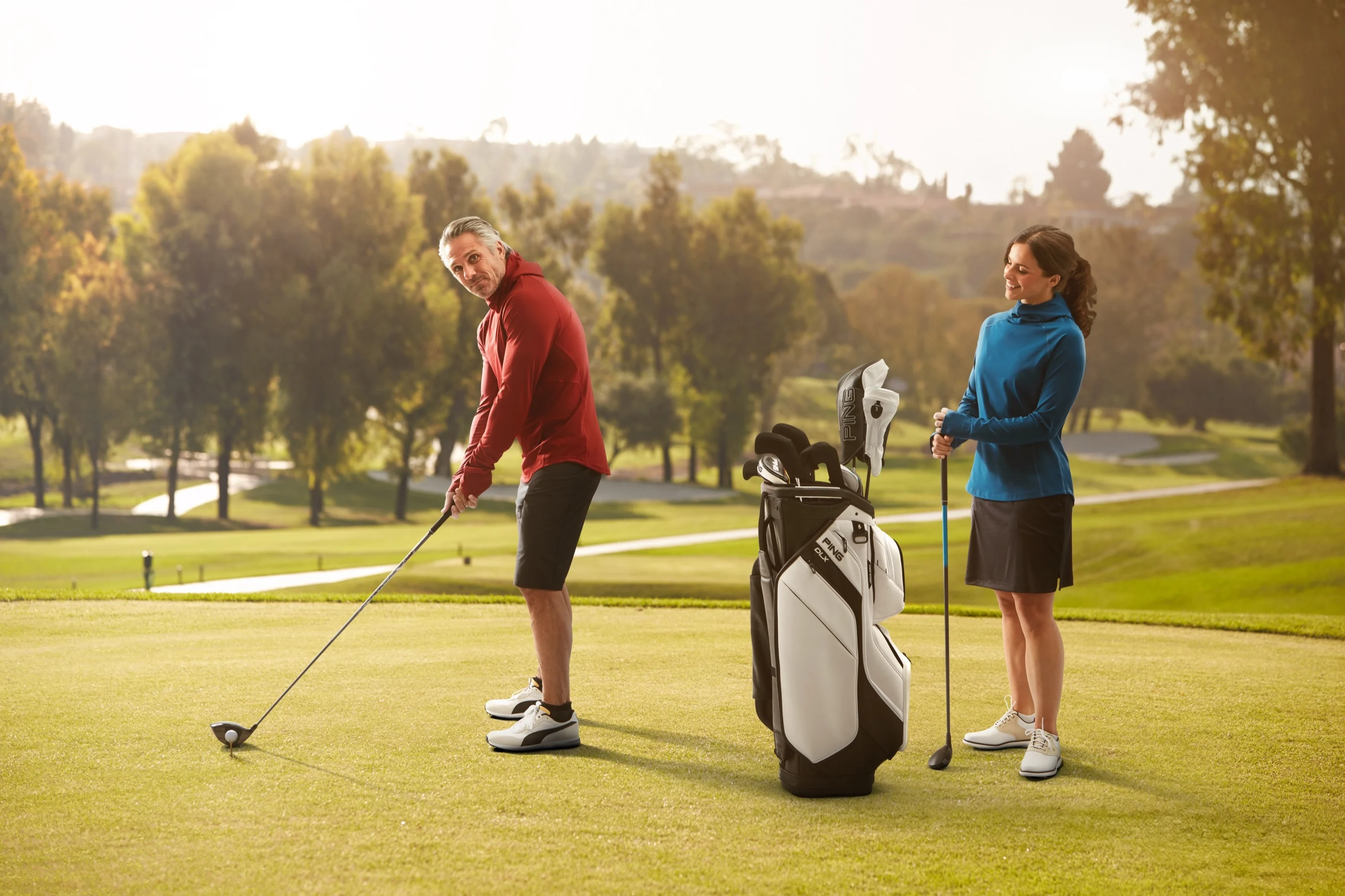 Paar auf dem Golfplatz in UVEEKAI UV-Kleidung